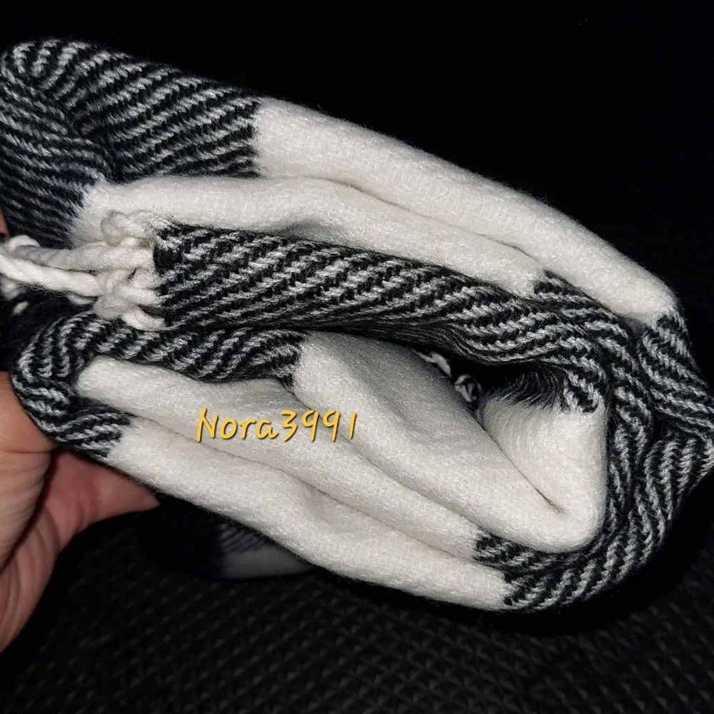 Abercrombie and Fitch Blanket Scarf NWT